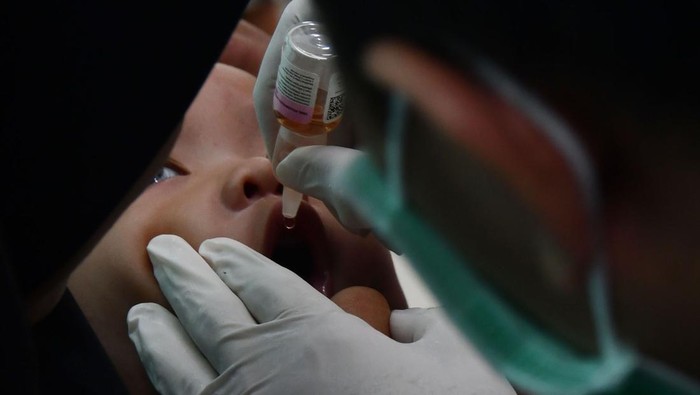 Dokter meneteskan vaksin polio jenis imunisasi novel Oral Polio Vaccine Type 2 (nOPV2) kepada seorang siswa di SDN Sawah Besar 2, Semarang, Jawa Tengah, Senin (19/2/2024). Kementerian Kesehatan menggelar Sub Pekan Imunisasi Nasional (PIN) Polio tahun 2024 putaran kedua secara serentak di tiga provinsi dan satu kabupaten yakni Jawa Tengah, Jawa Timur, DIY, dan Sleman dengan total sasaran 8,4 juta anak berusia 0-7 tahun selama tujuh hari sebagai upaya menanggulangi kejadian luar biasa (KLB) polio.  ANTARA FOTO/Makna Zaezar/Spt.