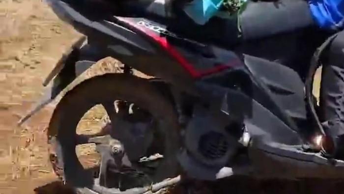 Tangkapan layar video viral knalpot motor pendaki di Lembanna, Gowa, digasak maling.