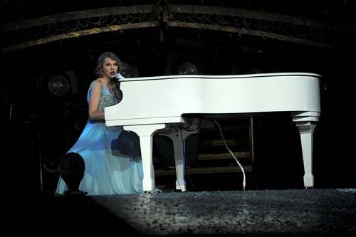 NEW YORK, NY - NOVEMBER 22:  Taylor Swift performs onstage during the 