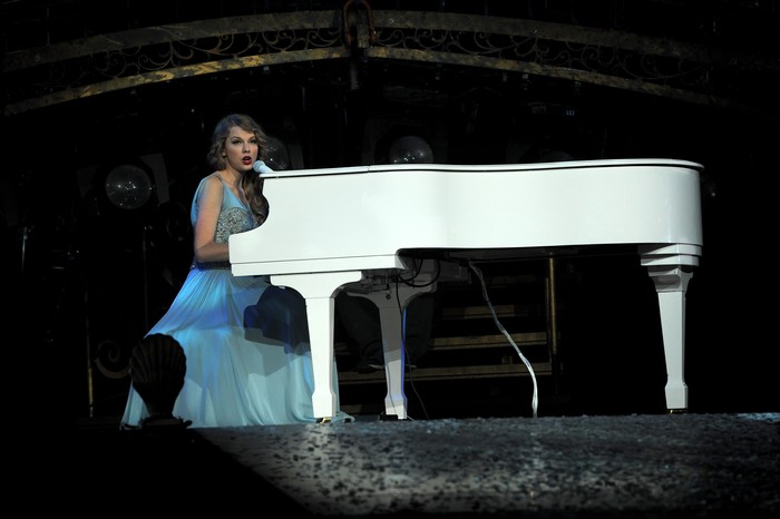 NEW YORK, NY - NOVEMBER 22:  Taylor Swift performs onstage during the 