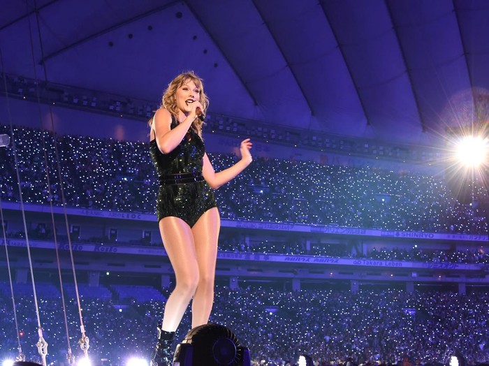 TOKYO, JAPAN - NOVEMBER 20:  Taylor Swift performs at Taylor Swift reputation Stadium Tour in Japan presented by Fujifilm instax at Tokyo Dome on November 20, 2018 in Tokyo, Japan.  (Photo by Jun Sato/TAS18/Getty Images)