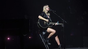 Era Lover menampilkan Taylor Swift yang penuh dengan cinta. Foto: Getty Images/Dave Hogan