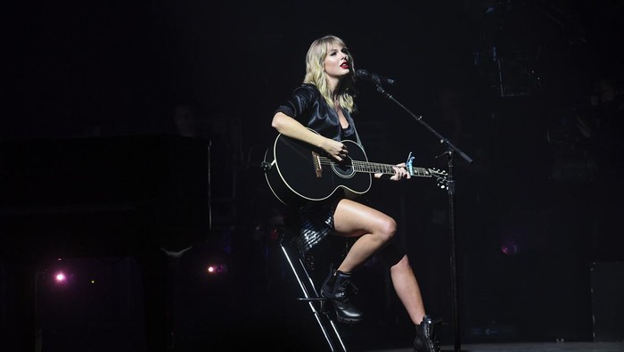 PARIS, FRANCE - SEPTEMBER 09: (EDITORS NOTE: Image approved by Artist) Taylor Swift performs during the 