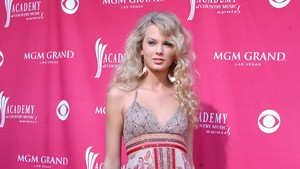 Era debut Taylor Swift sebagai penyanyi muncul dengan gaya country. Gaun simpel dengan sepatu bot, ditambah topi koboi juga jadi penampilan identiknya kala itu. Foto: WireImage/Denise Truscello