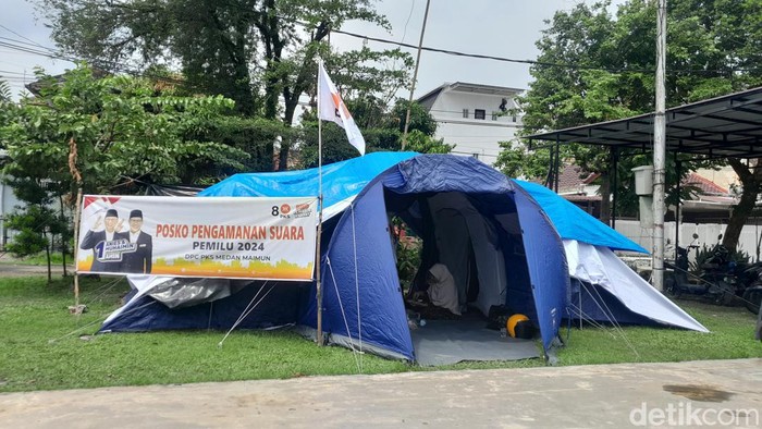 Tenda dari saksi PKS dan Anies-Muhaimin di Kantor Camat Medan Maimun. (Nizar Aldi/detikSumut)
