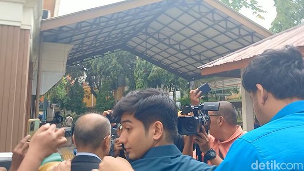 Teuku Ryan dan Ria Ricis di sidang cerai perdana.