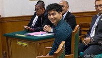 Teuku Ryan berjanji tak akan membuka aib Ria Ricis, Intinya mohon doanya supaya semua baik-baik saja. Dan ada satu hal intinya saya tidak akan membalas atau membuka aib istri saya. Karena dia sampai kapanpun mau kami bersama atau nggak dia tetap ibu dari anak saya itu saja, janji Teuku Ryan. Foto: Febri/detikHOT
