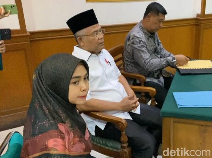 Teuku Ryan dan Ria Ricis di sidang cerai.