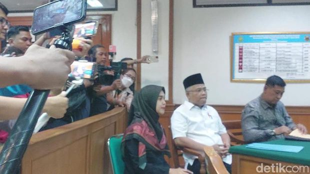 Teuku Ryan dan Ria Ricis di sidang cerai perdana.