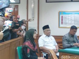 Penampakan Teuku Ryan dan Ria Ricis yang Hadiri Sidang Cerai Perdana