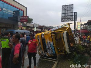 Truk Pengangkut Kayu Tabrak Pohon Asam di Salaman Magelang, 1 Orang Tewas