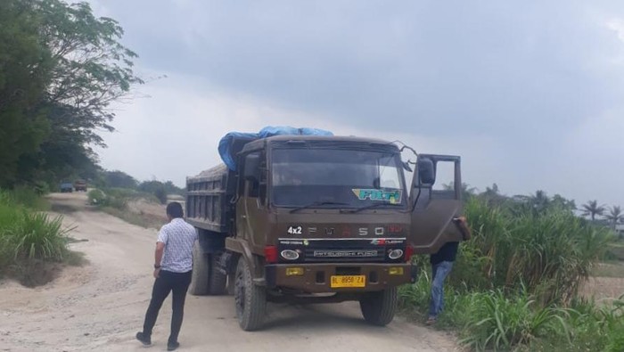 Truk dari tambang ilegal di Sergai diamankan polisi. (Dok Polres Sergai)