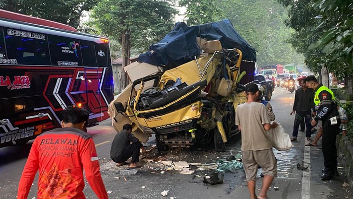 Truk tabrak tronton di Mojokerto.