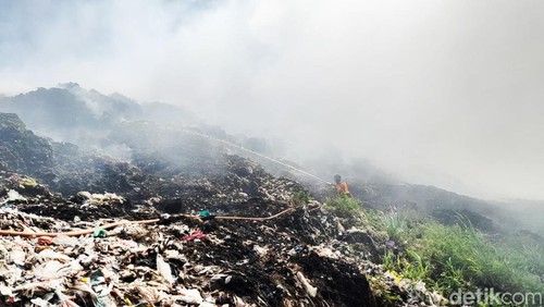 Upaya pemadaman kebakaran TPA Sente Klungkung, yang kembali terbakar sejak Minggu malam, Senin (19/2/2024). (Putu Krista/detikBali).