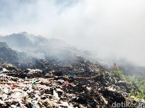 Kebakaran di TPA Sente Membesar, Petugas Kesulitan Padamkan Api