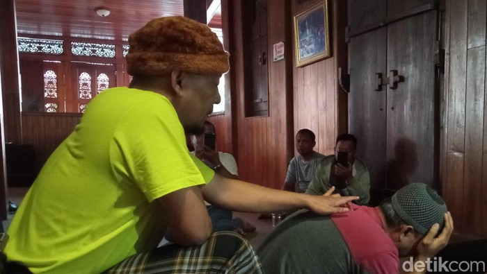 Ustaz Ujang Bustomi saat menangani timses caleg yang depresi di Padepokan Anti Galau Cirebon