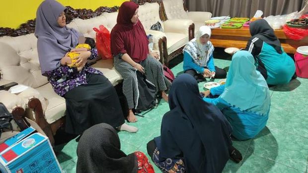 Viral orang tua memberikan nama anak ketiganya yang baru lahir Gibran Rakabuming Raka mendadak jadi sorotan. Foto saat Ika dan teman-temannya menjeguk anak yang diberi nama Gibran Rakabuming Raka di Rembang, Jawa Tengah