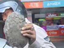 Viral Pemotor di Kota Malang Pukul Mobil Pakai Batu Besar