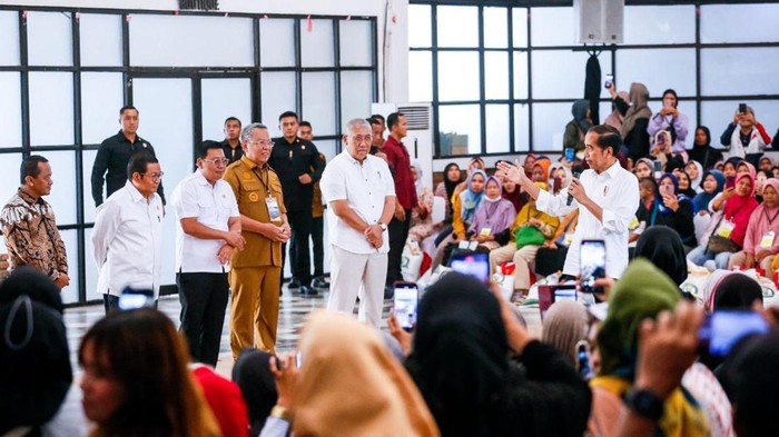Walkot Tangsel Dampingi Jokowi Serahkan Bantuan Pangan