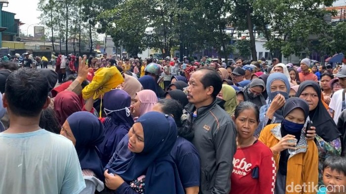 Warga Buahbatu, Kota Bandung antre beras murah yang diselenggarakan Pemkot Bandung, Senin (19/2/2024).