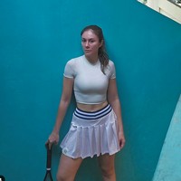 Wulan juga tampak cukup aktif mengikuti olahraga yang belakangan ini sedang populer di kalangan para artis, yaitu tenis. Mengenakan pakaian olahraga berupa rok pendek dan crop top berwarna putih, Wulan tampil menawan memamerkan perut ratanya. Foto: dok. Instagram/@wulanguritno