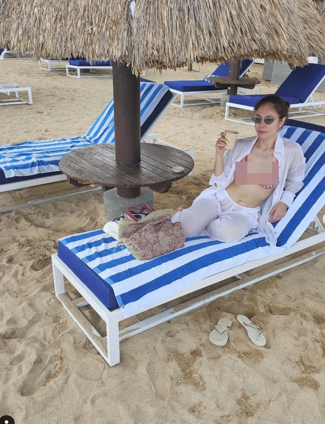 Berpose di pantai sambil mengenakan bikini top yang dipadukan dengan setelan kemeja menerawang berwarna putih, Wulan tampil menawan. Penampilannya itu juga dilengkapi dengan kaca mata hitam yang membuatnya terlihat makin stylish. Foto: dok. Instagram/@wulanguritno