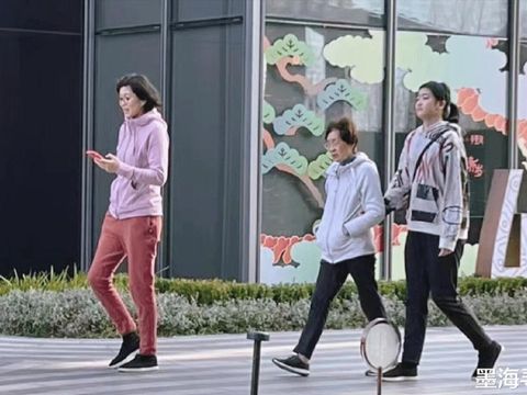 Yao Qinlei, anak dari legenda basker Yao Ming terlihat sedang berjalan-jalan di Shanghai, China.