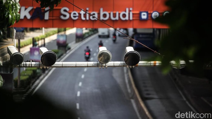 127 Kamera ETLE Beroperasi, Siap Tilang Driver Bandel Sebanyak 127 kamera ETLE statis dipasang di wilayah hukum Polda Metro Jaya. Pengendara bandel siap-siap kena tilang.