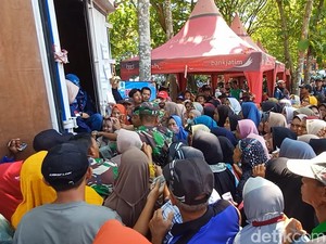 2,5 Ton Beras Ludes 30 Menit saat Operasi Pasar Murah di Lamongan