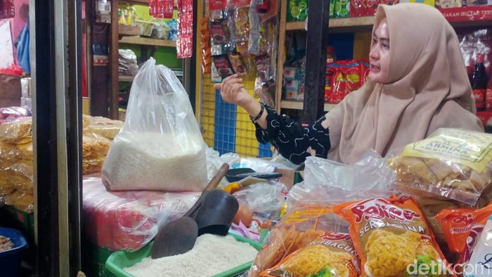 Afi pedagang beras di Pasar Besar Kota Malang.