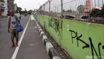 Aksi Vandalisme Bikin JPO di Surabaya Kumuh