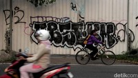 Tidak hanya fasilitas umum yang menjadi sasaran aksi vadalisme. Sebuah pagar milik warga di kawasan Ngagel juga tidak luput dari sasaran.