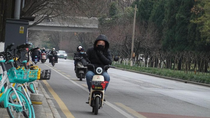 Alami Gelombang Dingin, China Keluarkan Peringatan Oranye Observatorium Meteorologi Pusat mengeluarkan peringatan gelombang dingin oranye di wilayah China. Peringatan tersebut dikeluarkan pada (19/2). - Citizens ride in a cold wind in Xi 'an, Shaanxi province, China, Feb 20, 2024. The Central Meteorological Observatory issued a cold wave orange warning at 6 o 'clock on February 19: Affected by the cold wave, it is expected that from February 19 to 22, most of central and eastern China will appear drastic cooling from west to east and from north to south, and the average or minimum daily temperature will generally drop by 8 to 12. (Photo credit should read CFOTO/Future Publishing via Getty Images)