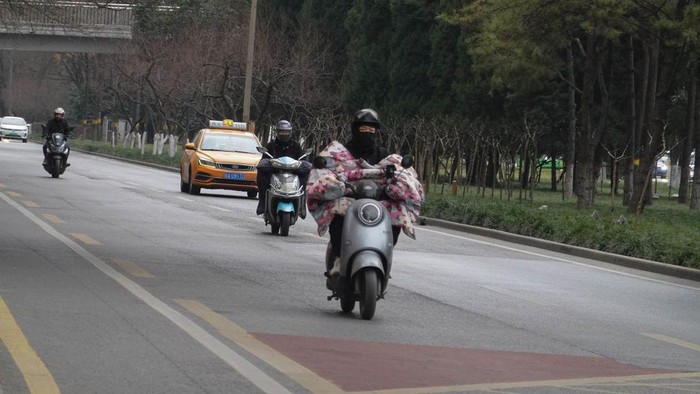 Alami Gelombang Dingin, China Keluarkan Peringatan Oranye Observatorium Meteorologi Pusat mengeluarkan peringatan gelombang dingin oranye di wilayah China. Peringatan tersebut dikeluarkan pada (19/2). - Citizens ride in a cold wind in Xi 'an, Shaanxi province, China, Feb 20, 2024. The Central Meteorological Observatory issued a cold wave orange warning at 6 o 'clock on February 19: Affected by the cold wave, it is expected that from February 19 to 22, most of central and eastern China will appear drastic cooling from west to east and from north to south, and the average or minimum daily temperature will generally drop by 8 to 12. (Photo credit should read CFOTO/Future Publishing via Getty Images)