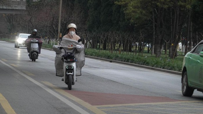 Alami Gelombang Dingin, China Keluarkan Peringatan Oranye Observatorium Meteorologi Pusat mengeluarkan peringatan gelombang dingin oranye di wilayah China. Peringatan tersebut dikeluarkan pada (19/2). - Citizens ride in a cold wind in Xi 'an, Shaanxi province, China, Feb 20, 2024. The Central Meteorological Observatory issued a cold wave orange warning at 6 o 'clock on February 19: Affected by the cold wave, it is expected that from February 19 to 22, most of central and eastern China will appear drastic cooling from west to east and from north to south, and the average or minimum daily temperature will generally drop by 8 to 12. (Photo credit should read CFOTO/Future Publishing via Getty Images)
