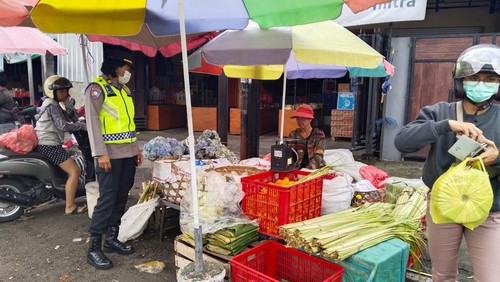 Anggota Polsek Tabanan memantau harga komoditas bahan pokok di sejumlah pasar menjelang Hari Raya Galungan dan Kuningan di Kecamatan Tabanan, Tabanan, Bali. (Foto: Polsek Tabanan)