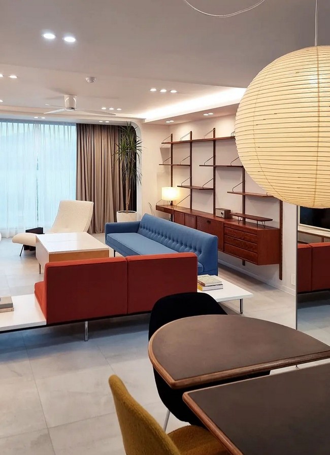 Ruang TV apartemen tempat Danielle, Minji, Hanni, Hyein dan Haerin biasa beraktivitas setiap hari tampak luas, dengan sofa panjang, kursi malas serta coffee table. Foto: Instagram/@andersonc_design