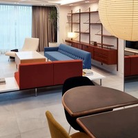 Ruang TV apartemen tempat Danielle, Minji, Hanni, Hyein dan Haerin biasa beraktivitas setiap hari tampak luas, dengan sofa panjang, kursi malas serta coffee table. Foto: Instagram/@andersonc_design