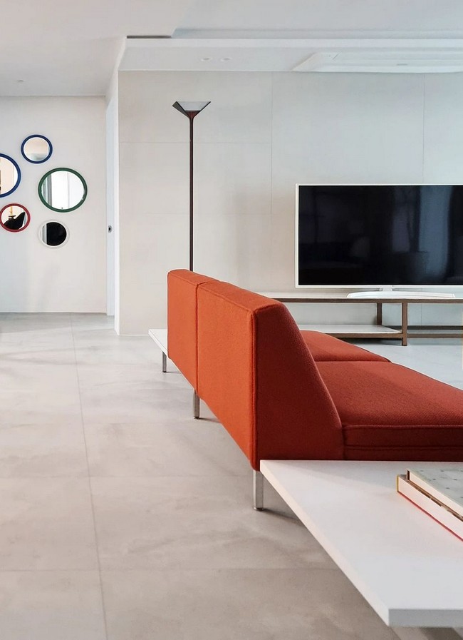 Interior memiliki suasana modern dengan ruangan yang lega sehingga tampak nyaman ditinggali. Terdapat pula TV datar dan ruang makan. Foto: Instagram/@andersonc_design