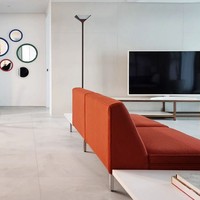 Interior memiliki suasana modern dengan ruangan yang lega sehingga tampak nyaman ditinggali. Terdapat pula TV datar dan ruang makan. Foto: Instagram/@andersonc_design