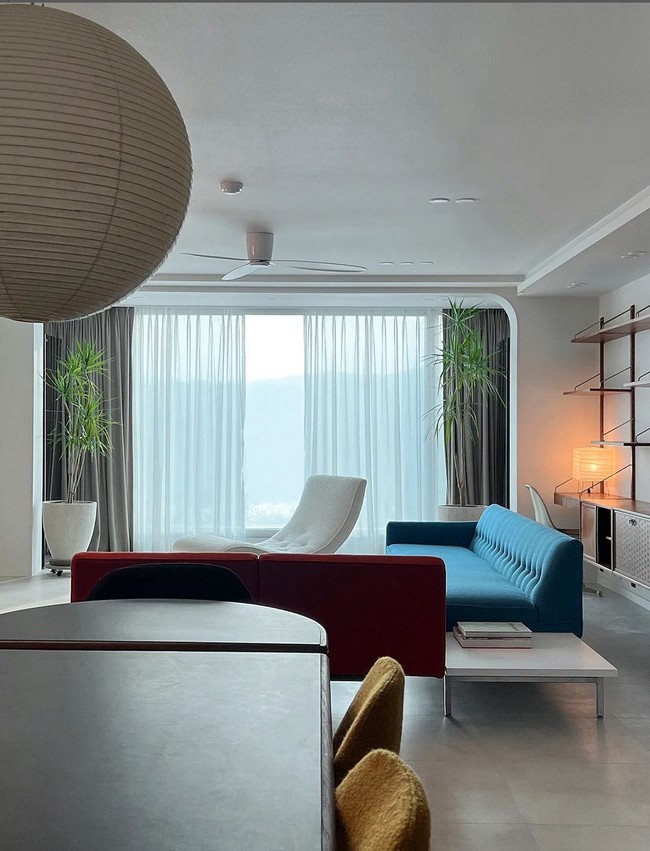 Asrama NewJeans didominasi palet netral seperti putih, krem dan coklat. Percikan warna terang seperti biru dan merah pada furnitur membuat ruangan terlihat lebih stylish sekaligus tak monoton. Foto: Instagram/@andersonc_design