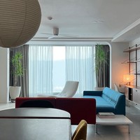 Asrama NewJeans didominasi palet netral seperti putih, krem dan coklat. Percikan warna terang seperti biru dan merah pada furnitur membuat ruangan terlihat lebih stylish sekaligus tak monoton. Foto: Instagram/@andersonc_design