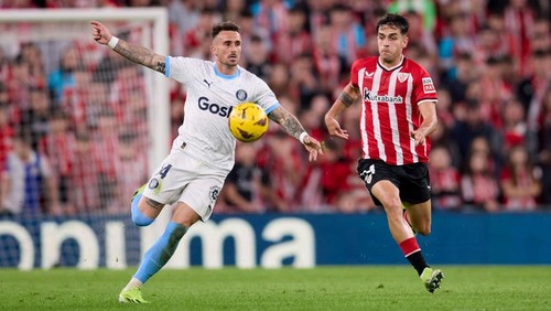 BILBAO, SPAIN - FEBRUARY 19: Aleix Garcia of Girona FC competes for the ball with Benat Prados of Athletic Club during the LaLiga EA Sports match between Athletic Club and Girona FC at Estadio de San Mames on February 19, 2024 in Bilbao, Spain. (Photo by Ion Alcoba Beitia/Getty Images)