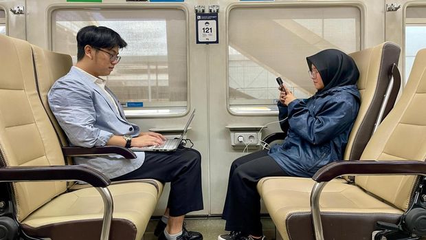 Aturan penggunaan colokan listrik di kereta api. (Dok: KAI)