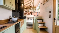 Rumah ini diproduksi oleh perusahaan Baluchon dengan interior dalam berkonsep kontemporer dan bagian luarnya dilapisi kayu dan aluminium. Terdiri dari 1 kamar tidur, dapur, kamar mandi, WC, meja kerja, dan ruang tamu. Foto: Kurt CyberGuy Knutsson