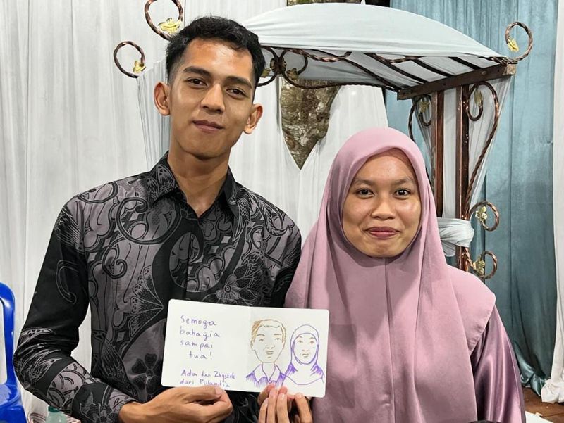 Bagos dan Rindi menunjukkan sketsa yang diberikan oleh bule yang nyasar di pernikahannya di Kulon Progo, Sabtu (17/2/2024).