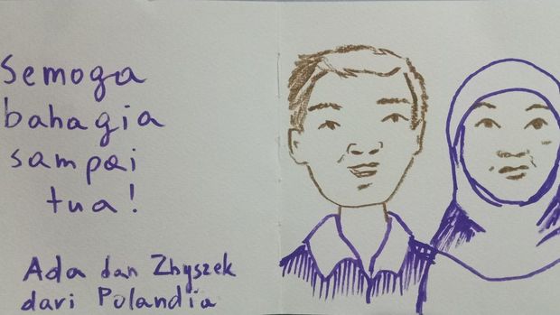 Bagos dan Rindi menunjukkan sketsa yang diberikan oleh bule yang nyasar di pernikahannya di Kulon Progo, Sabtu (17/2/2024).