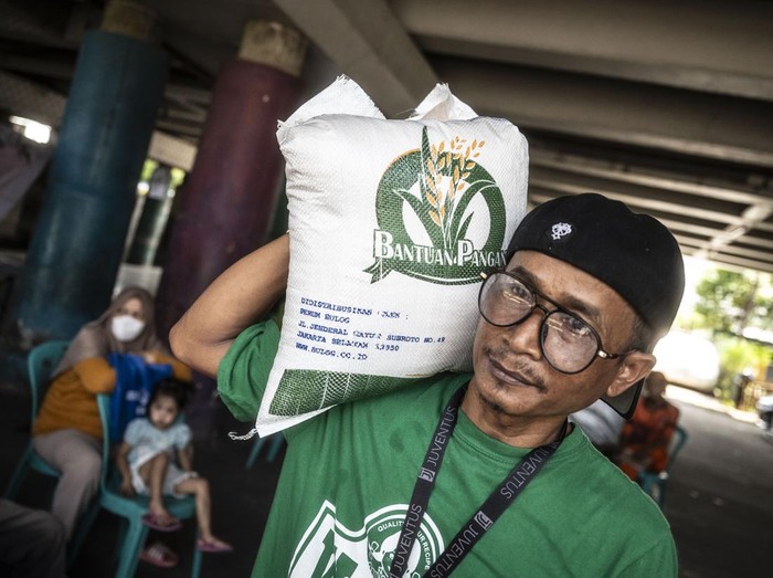 Petugas Kelurahan Warakas (tengah) melayani warga penerima Bantuan Sosial (Bansos) Cadangan Beras Pemerintah (CBP) di Warakas, Tanjung Priok, Jakarta, Selasa (20/2/2024). Badan Pangan Nasional (Bapans) mencatat per 17 Februari 2024 realisasi bantuan pangan beras tahap satu 2024 yang telah disalurkan oleh Perum Bulog untuk alokasi Januari 2024 mencapai 193.368 ton atau 87,87 persen dari pagu sasaran per bulan sebesar 220.041 ton. ANTARA FOTO/Aprillio Akbar/wpa.