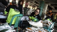 Petugas Kelurahan Warakas (tengah) melayani warga penerima Bantuan Sosial (Bansos) Cadangan Beras Pemerintah (CBP) di Warakas, Tanjung Priok, Jakarta, Selasa (20/2/2024).