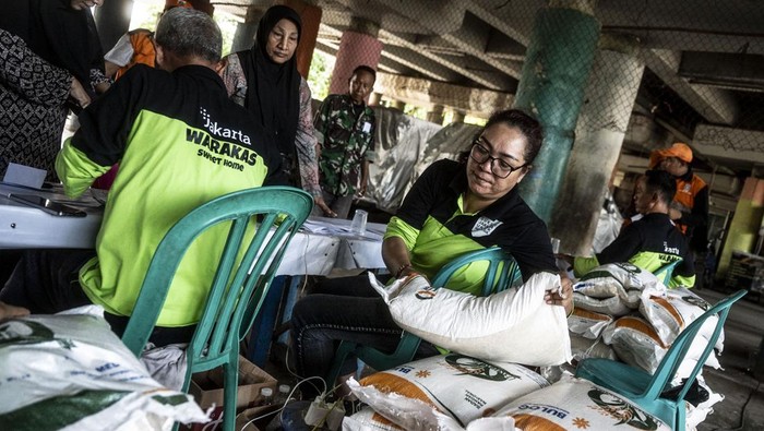 Petugas Kelurahan Warakas (tengah) melayani warga penerima Bantuan Sosial (Bansos) Cadangan Beras Pemerintah (CBP) di Warakas, Tanjung Priok, Jakarta, Selasa (20/2/2024). Badan Pangan Nasional (Bapans) mencatat per 17 Februari 2024 realisasi bantuan pangan beras tahap satu 2024 yang telah disalurkan oleh Perum Bulog untuk alokasi Januari 2024 mencapai 193.368 ton atau 87,87 persen dari pagu sasaran per bulan sebesar 220.041 ton. ANTARA FOTO/Aprillio Akbar/wpa.